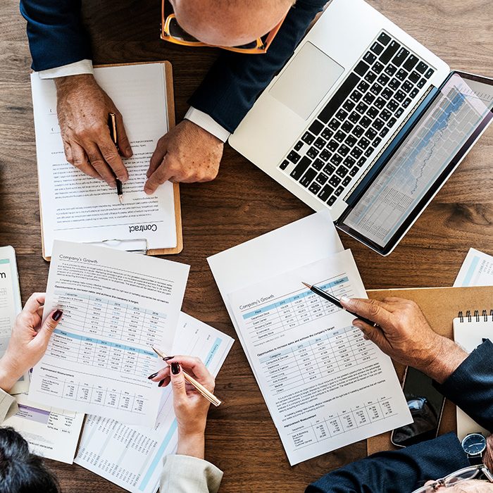 mesa com documentos e reuniao